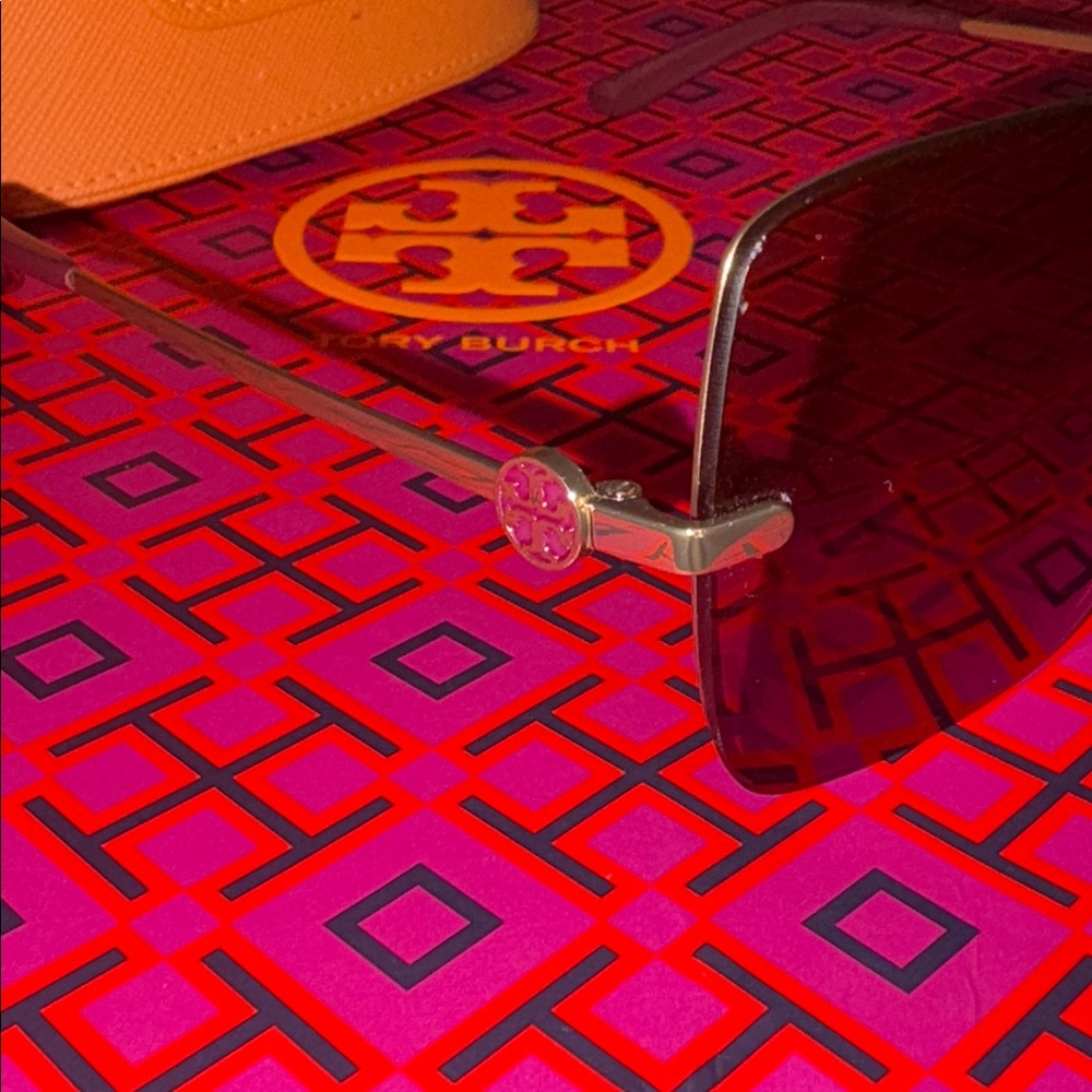 Beautiful Tory Burch Oversized Sunnies w/
metal and stunning purple accents 🩷 - Picture 6 of 16